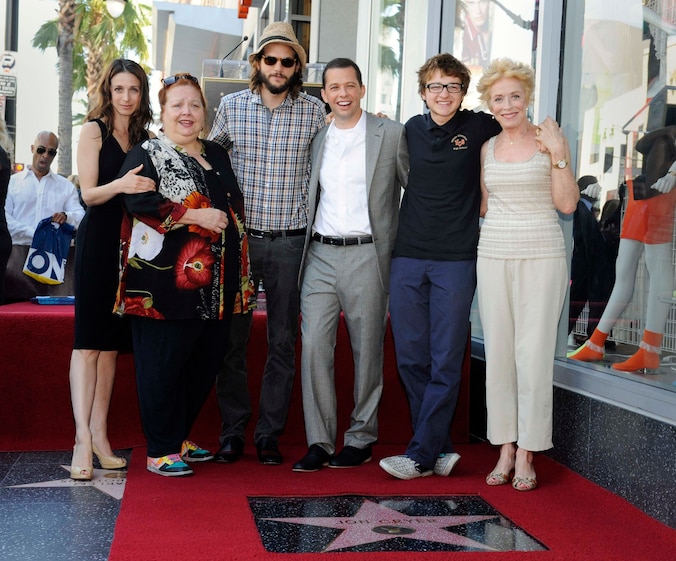 Ashton Kutcher (centraal) naast Jon Cryer, en de rest van de cast van Two And A Half Men. Cryer kreeg in 2011 zijn eigen ster op de Hollywood Walk of Fame.