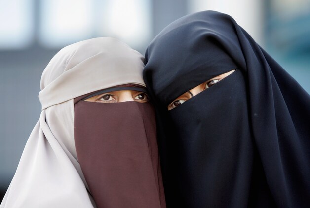 Twee Franse moslima's in niqab (archieffoto)
