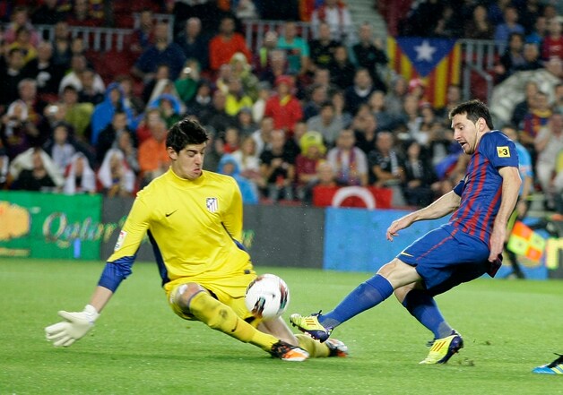 Thibaut Courtois oog in oog met Lionel Messi.