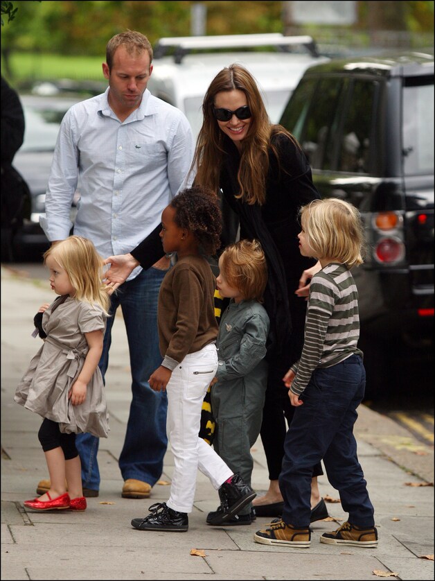 Angelina Jolie heeft zes kinderen waarvan drie geadopteerd en drie natuurlijke. Op de foto: Vivienne, Zahara, Knox en Shiloh.