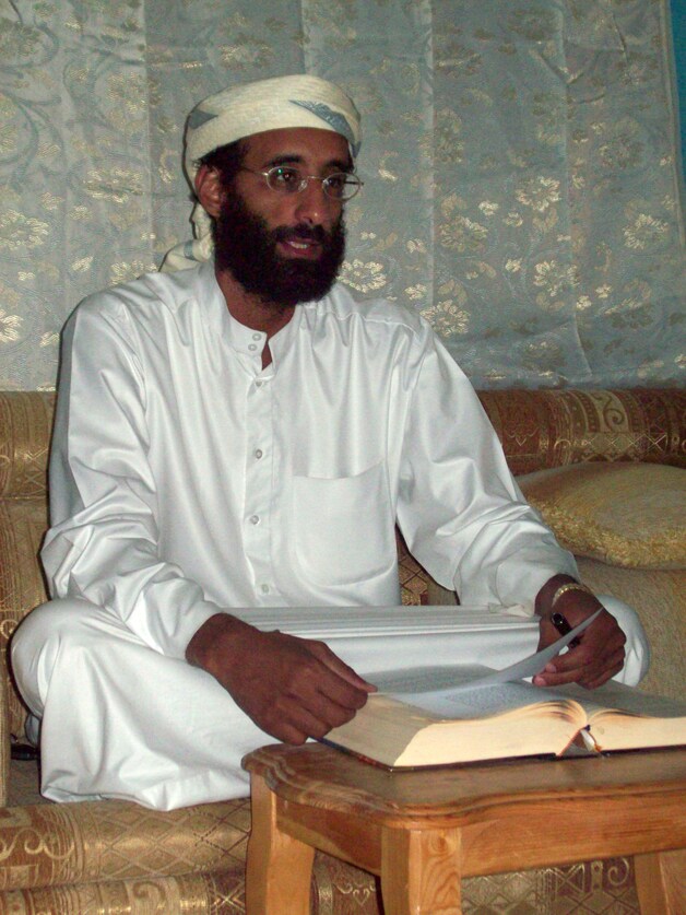 Imam Anwar al-Awlaki hielp later de kapers aan onderdak en paspoorten toen ze begin 2000 in de VS arriveerden.