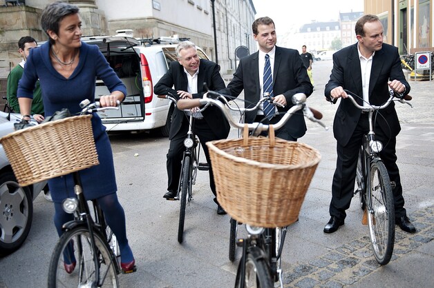 Politiek Denemarken denkt groen: minister van Energie Martin Lidegaard uiterst rechts