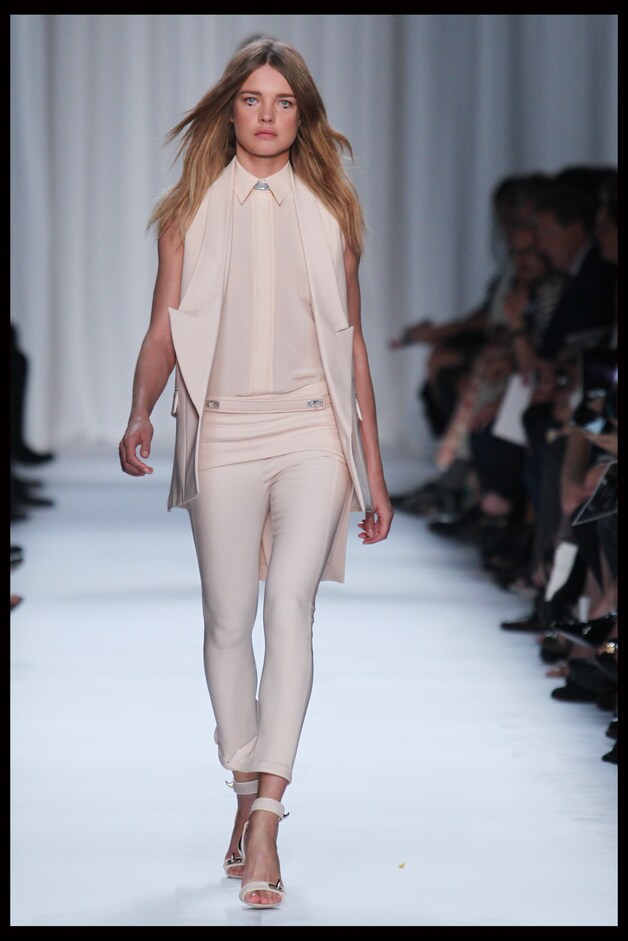De Russische Natalia Vodianova defileert voor Givenchy