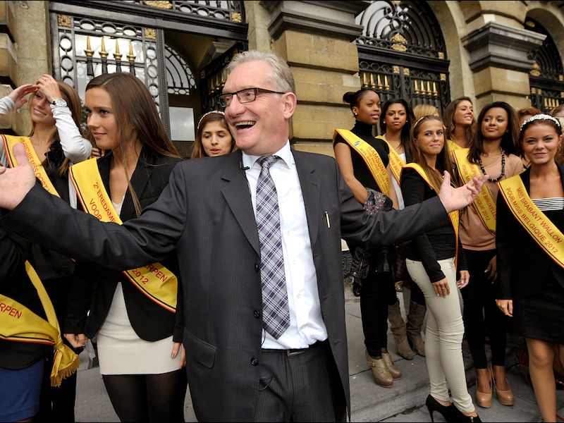 Pol Van Den Driessche leidt elk jaar de kandidates van Miss België rond in de Kamer en de Senaat.