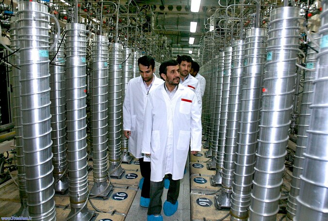 Mahmoud Ahmadinejad op bezoek in de site van Fordo.