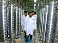 Mahmoud Ahmadinejad op bezoek in de site van Fordo.