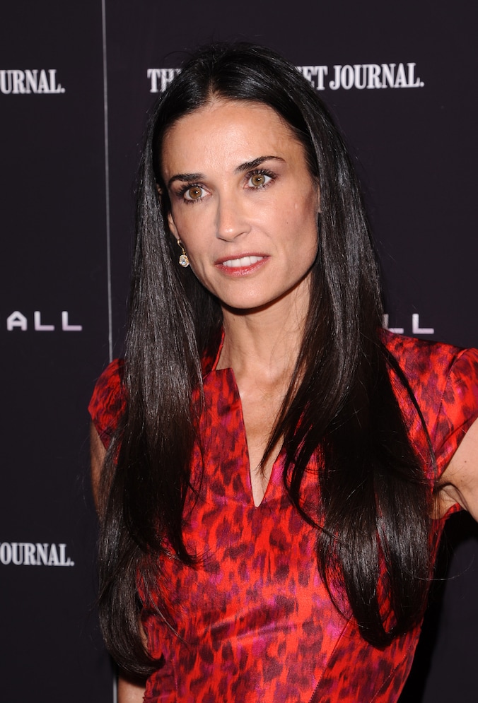 De wenkbrauwen van Demi Moore bevinden zich dicht bij de ogen