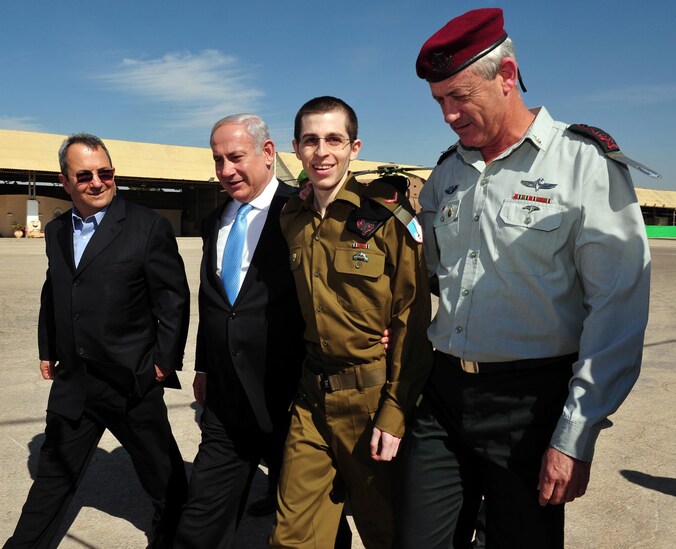 Stafchef Benny Gantz, hier in oktober bij de vrijlating van de jarenlang gegijzelde soldaat Gilad Shalit.