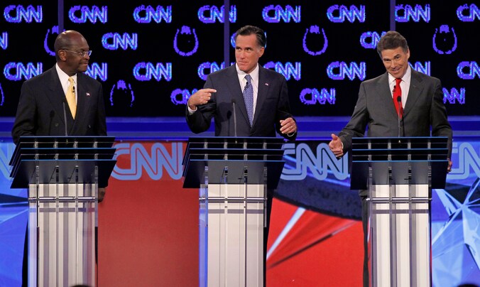 De Republikeinse kandidaten Herman Cain (L), Mitt Romney (C) en Rick Perry (R) in een debat gisteren op CNN.