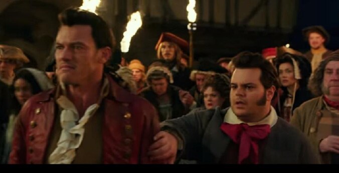 LeFou (R) met macho-schurk Gaston (L).