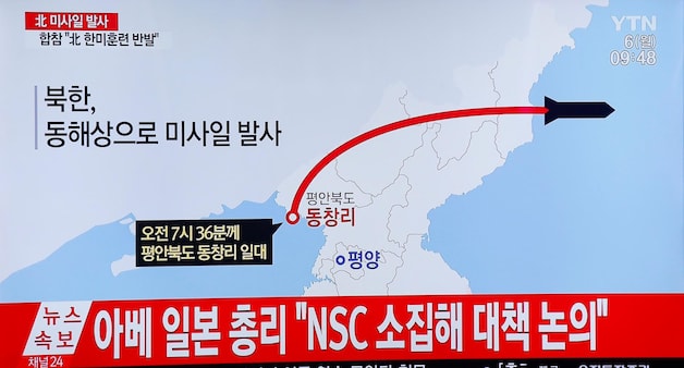 Zuid-Koreaanse nieuwszender bericht over de Noord-Koreaanse raketlanceringen.