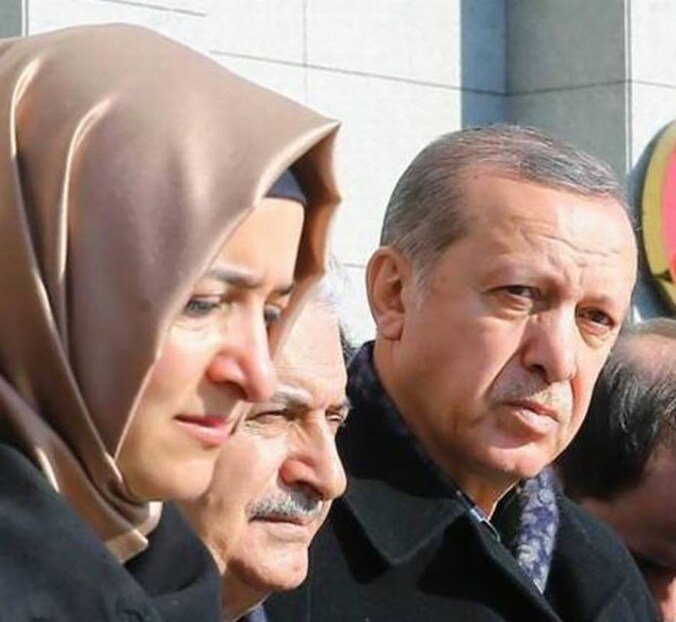 Turkse minister van Familiezaken komt naar Nederland over de weg ...