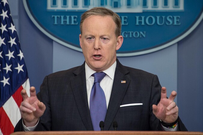 Woordvoerder Sean Spicer maakt met zijn vingers het aanhalingsteken, tijdens een persconferentie in het Witte Huis.