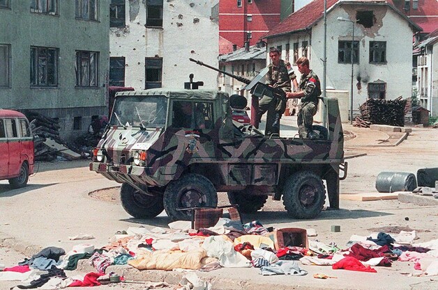 16 juli 1995: Bosnisch-Servische troepen rijden door een verlaten Srebrenica. Een paar dagen eerder, op 11 juli 1995, namen de troepen van generaal Ratko Mladic de 'veilige' enclave Srebrenica in.