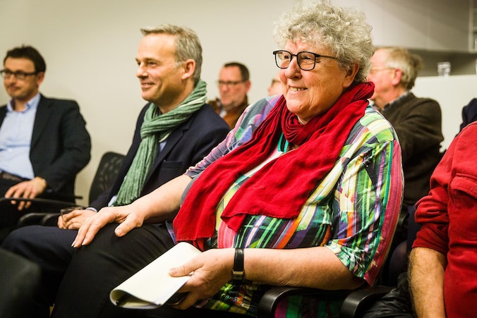 Mieke Van Hecke aanvaardt haar lijsttrekkerschap naar eigen zeggen vol enthousiasme. Op de achtergrond (links) kijkt Filip Van Laecke teleurgesteld.