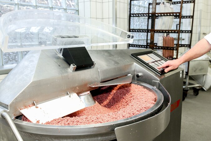 Vlees van gevogelte wordt verwerkt in de voedselfabriek. Je hebt geen idéé wat er daar gebeurt met ons eten. De Britse voedingsspecialiste Joanna Blythman onthult de geheimen van de voedingsindustrie in haar nieuwe boek 'Swallow This: Serving Up The Food Industry's Darkest Secrets'.