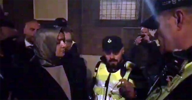 De Nederlandse politie vraagt de Turkse minister Kaya om Rotterdam te verlaten, nadat ze tegen de afspraken in, toch naar de Nederlandse stad was afgezakt.