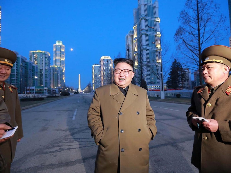 Een door het Noord-Koreaans staatspersbureau verspreide foto van de leider Kim Jong-un in de straten van Pyongyang.