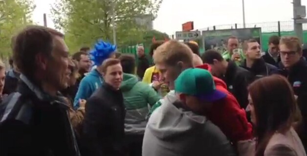 Een innige omhelzing behoorde ook tot de festiviteiten.