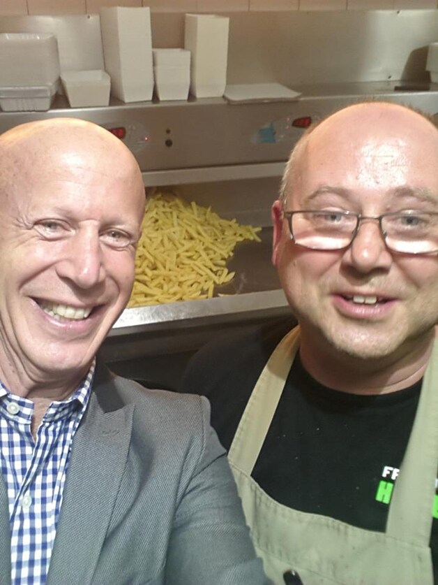 John Bryan nam uitgebreid de tijd om een selfie te maken met uitbater Axel De Bie.