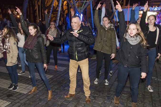 Rudi danst tussen de meisjes van de dansschool.