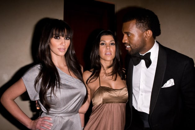 Kanye West met Kim en Khloe Kardashian.