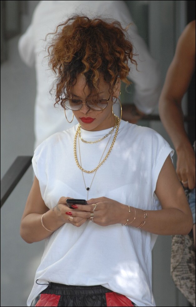 Rihanna weet het al: match je lipstick met je nagellak (al zwijgen we over de rest van haar outfit)