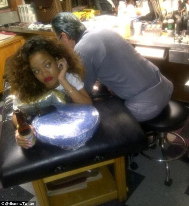 Ook in pijnlijke momenten houdt Rihanna wel van een pintje.