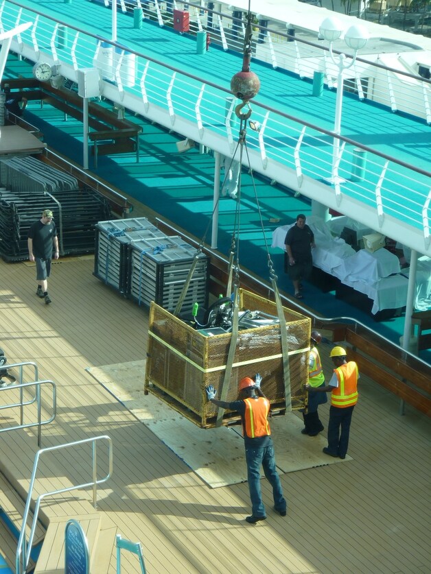 Het materiaal wordt aan boord gehesen met een kraan. (foto's Hannelore Van Den Bergh)