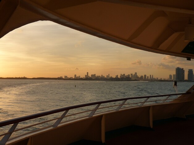 De boot vertrekt in Miami.