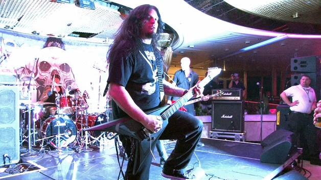 Gitarist Mikey Doling zweepte het publiek op.