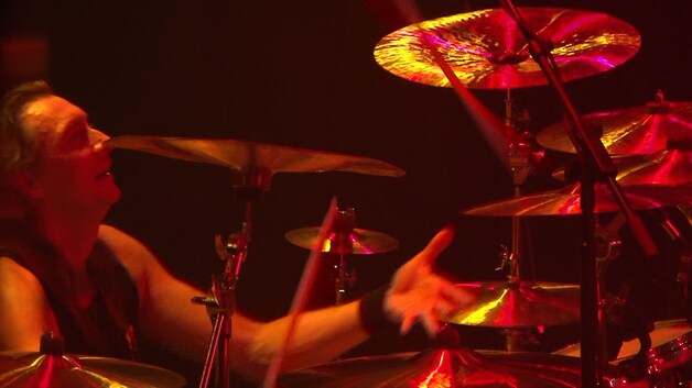 Stefan Arnold goochelt graag met zijn drumstokken.