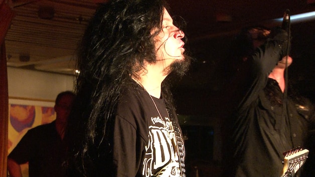 Gitarist Mikey Doling schouwt de troepen.