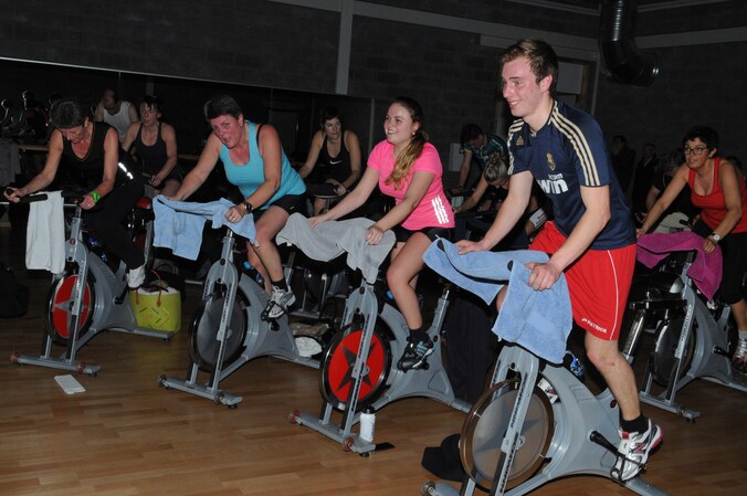 De deelnemers van de spinningmarathon fietsten zich de ziel uit het lijf in de sporthal.