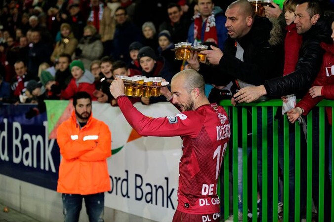Steve De Ridder met bier in het stadion