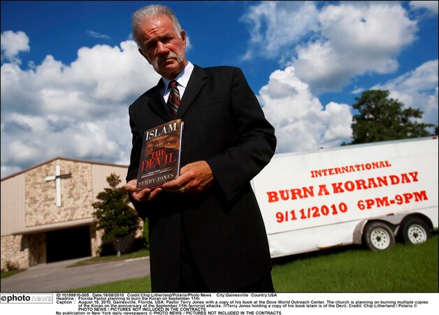 Jones poseerde in 2010 met zijn boek 'Islam is of the devil'.