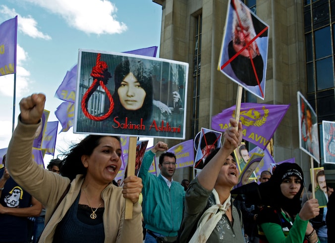Vrouwen demonstreren in Parijs tegen het doodsvonnis dat de Iraanse Sakineh Mohammadi Ashtiani kreeg nadat ze betrapt was op overspel. Na wereldwijd protest is de vrouw in 2014 vrijgelaten.