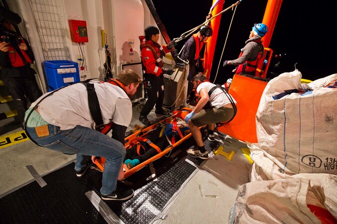 Een jonge vrouwelijke vluchteling werd op het reddingsschip Aquarius dood verklaard