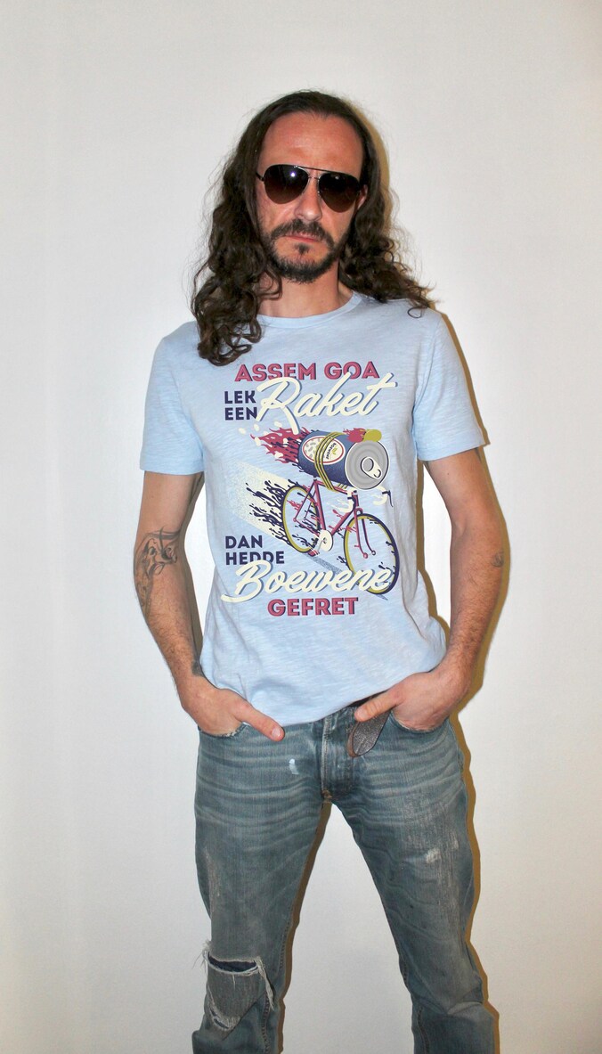 Tijs Vanneste - artiestennaam Jef Van Echelpoel - met een t-shirt met de slogan 'Assem goa lek een raket, dan hedde Boewene gefret'.