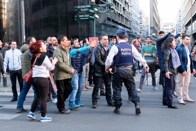 De sfeer was grimmig gisteren aan de Turkse ambassade in Brussel. De politie probeerde de gemoederen bedaren, maar er vielen uiteindelijk zes gewonden.