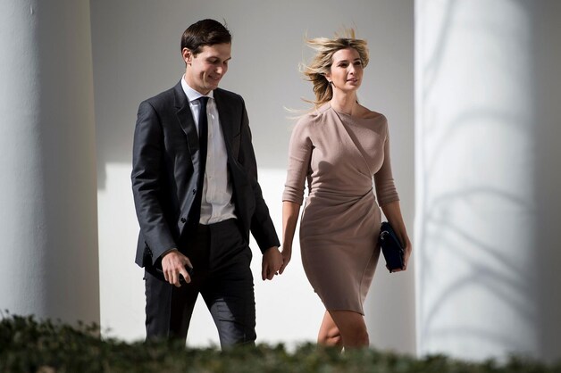 Jared Kushner en Ivanka Trump bij het Witte Huis.