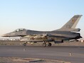 Een Belgische F-16 op de luchtmachtbasis van Kandahar.
