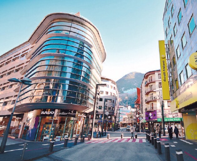 De hoofdstad Andorra la Vella staat vooral bekend als taxfreeparadijs.