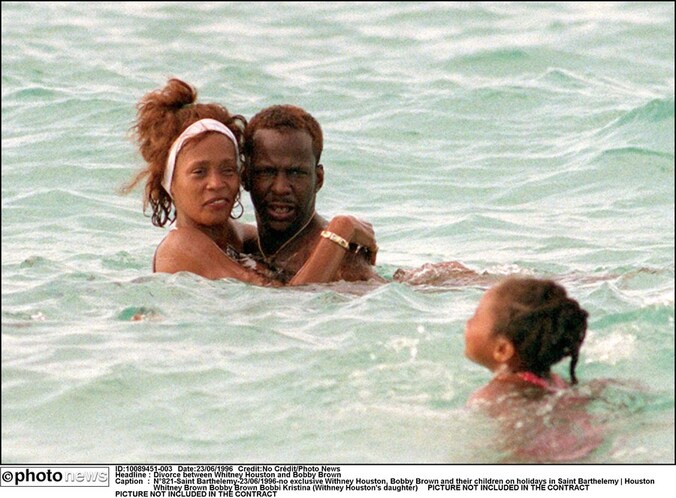 Whitney Houston, Bobby Brown en hun dochter tijdens een vakantie in Saint Barthelemy in 1996.