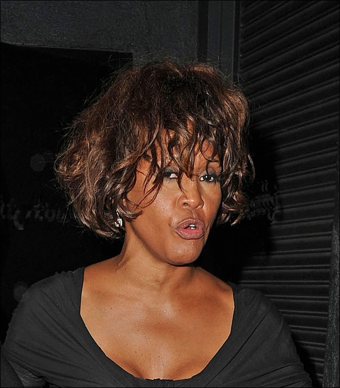 Whitney gaf een verwarde indruk toen ze donderdagavond nachtclub 'Tru' verliet in Hollywood, waar ze tequila dronk.