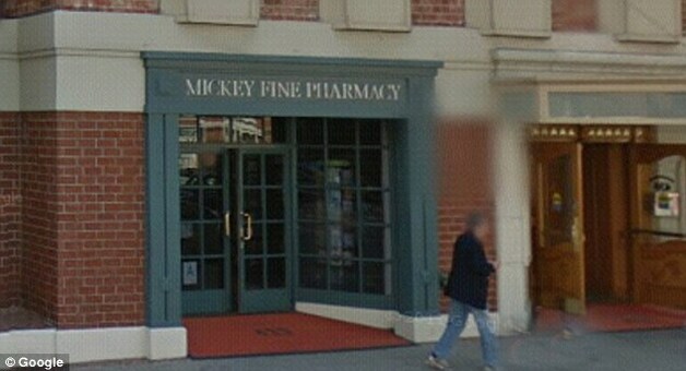 De pillen die op Whitneys kamer werden aangetroffen kwamen van dezelfde apotheer in Beverly Hills waar ook Michael Jackson kind aan huis was.