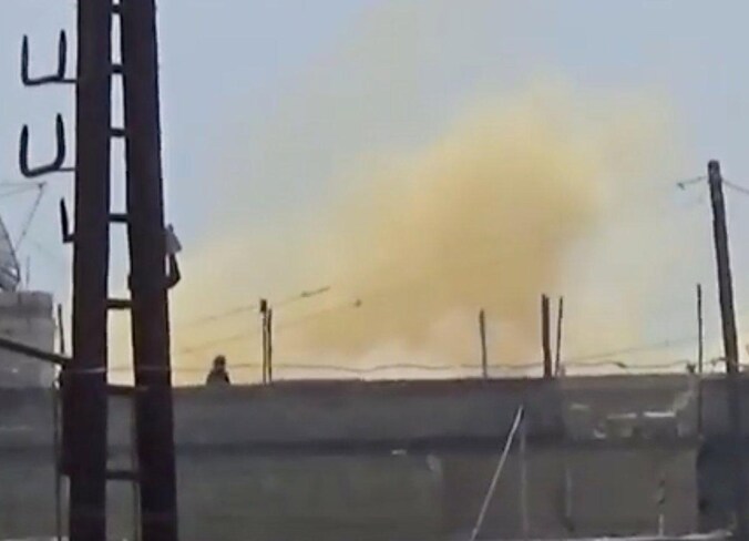 Boven de stad Lataminah, in het noorden van Syrië, is een gelige rookwolk te zien. Gevreesd werd dat die chloorgas bevatte.