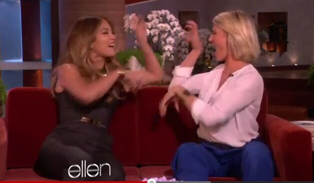 Cameron Diaz en Jennifer Lopez trekken hun zogenaamde cat fight in het belachelijke in de Amerikaanse praatshow 'Ellen'.
