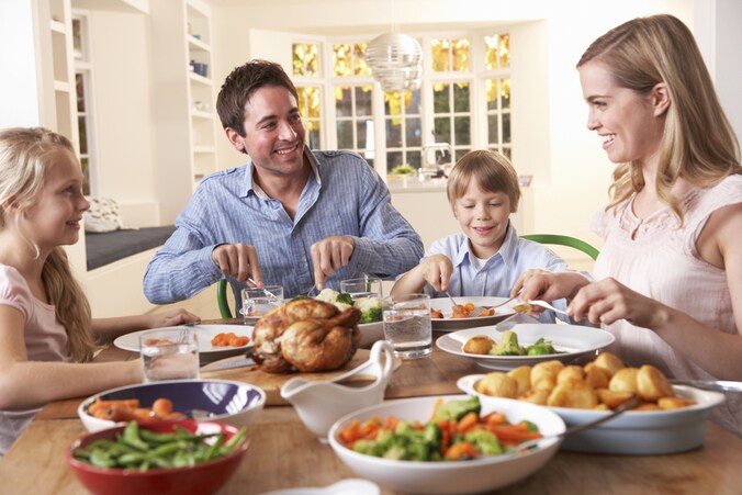 Mama's verschillende gerechten zorgen voor blije gezichten aan tafel