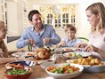 Mama's verschillende gerechten zorgen voor blije gezichten aan tafel